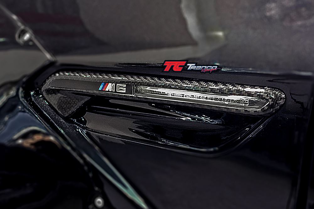 B606121311<BR>F06 F12 F13 M6 葉子板燈框<BR>適用:F06 F12 F13 M6<BR>材質:碳纖維