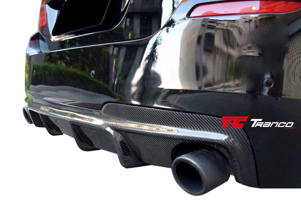 B51062<BR>F10/11 V2 後下巴(雙邊單出)<BR>適用:M SPORT/ M TECH保桿<BR>材質:碳纖維