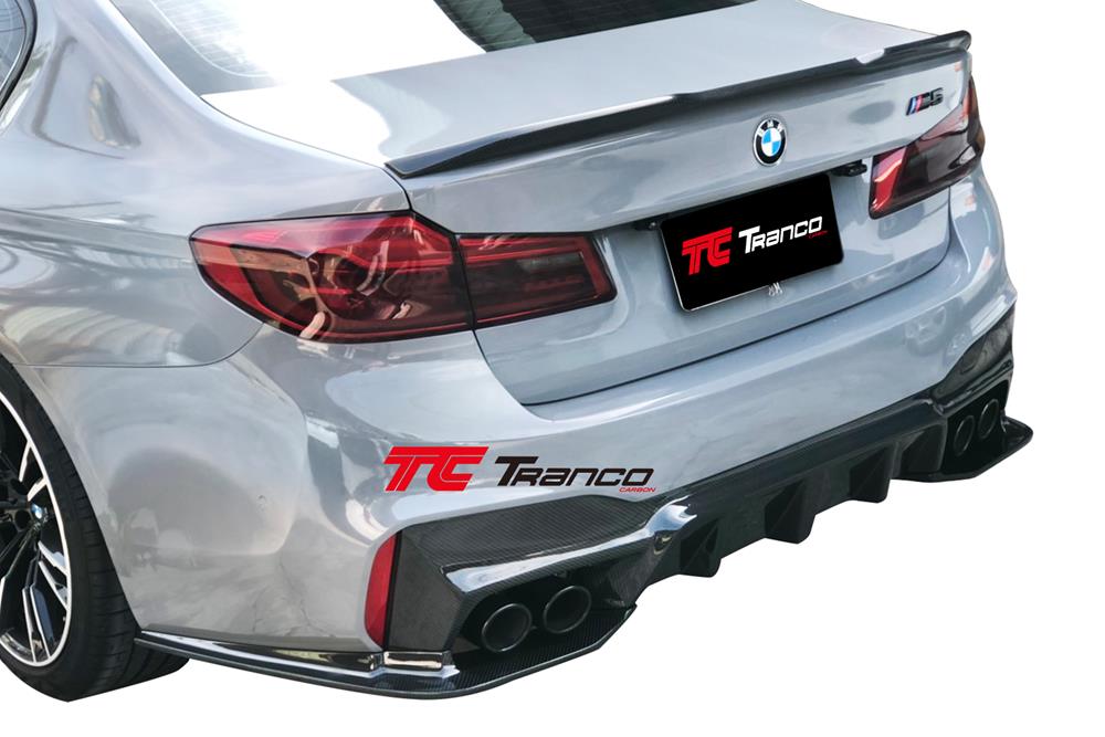 B59004  <BR>F90 M5 D 後下巴 <BR> 適用:M5 保桿  <BR>材質:碳纖維