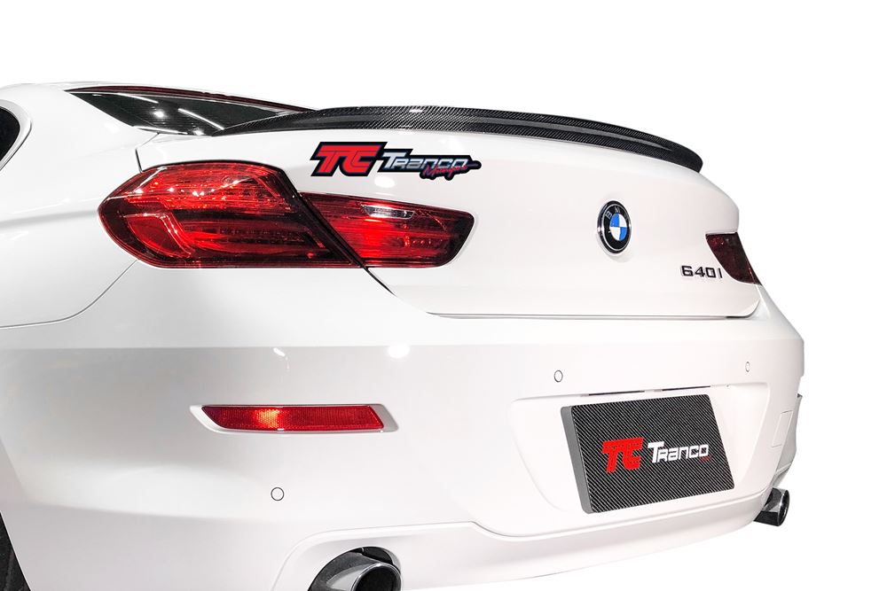 B606121316<BR>F06 P尾翼<BR>適用:F06四門<BR>材質:碳纖維