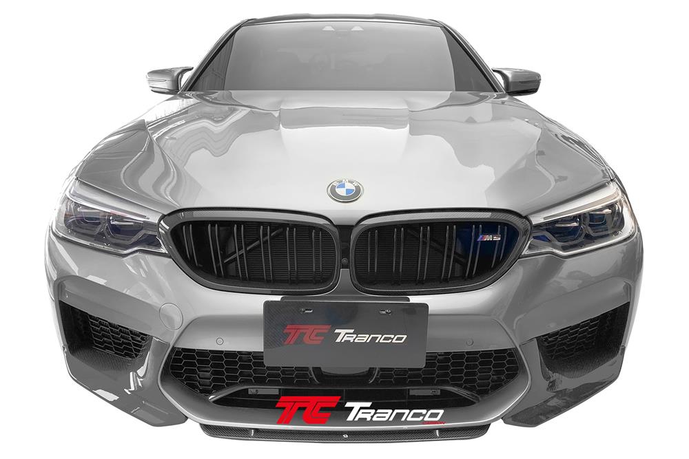 B59001 <BR> F90 M5 P 前下底板+定風翼 <BR> 適用:M5 保桿 <BR> 材質:碳纖維