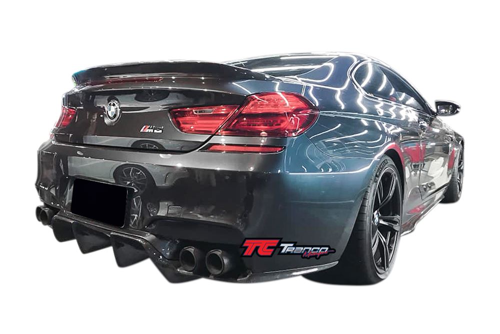 B606121306<BR>F06 F12 F13 M6 V 後下巴 FOR M6保桿<BR>適用:M6保桿<BR>材質:碳纖維