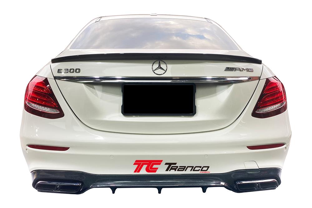 MC21302 <BR>  W213 E63 後下巴  <BR> 適用:AMG/E63保桿  <BR> 材質:碳纖維