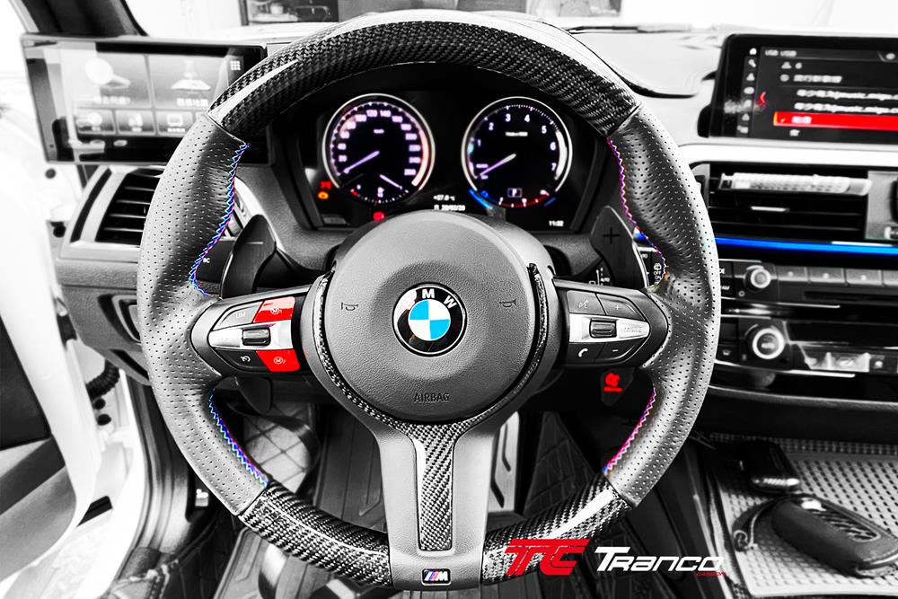 BU15<BR> F15 X5 F16 X6 方向盤 碳纖維 牛皮有洞<BR>適用:F15 X5 F16 X6<BR>材質:碳纖維