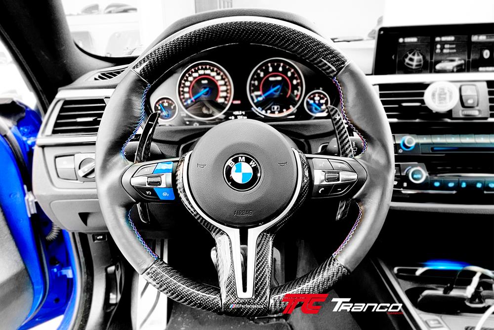 BU14 <BR>  F26 方向盤 碳纖維 牛皮  <BR> 適用:F26  <BR> 材質:碳纖維