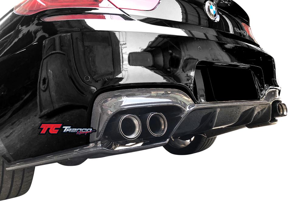 B606121305<BR>F06 F12 F13 M6 D 後下巴 FOR M6保桿<BR>適用:M6保桿<BR>材質:碳纖維