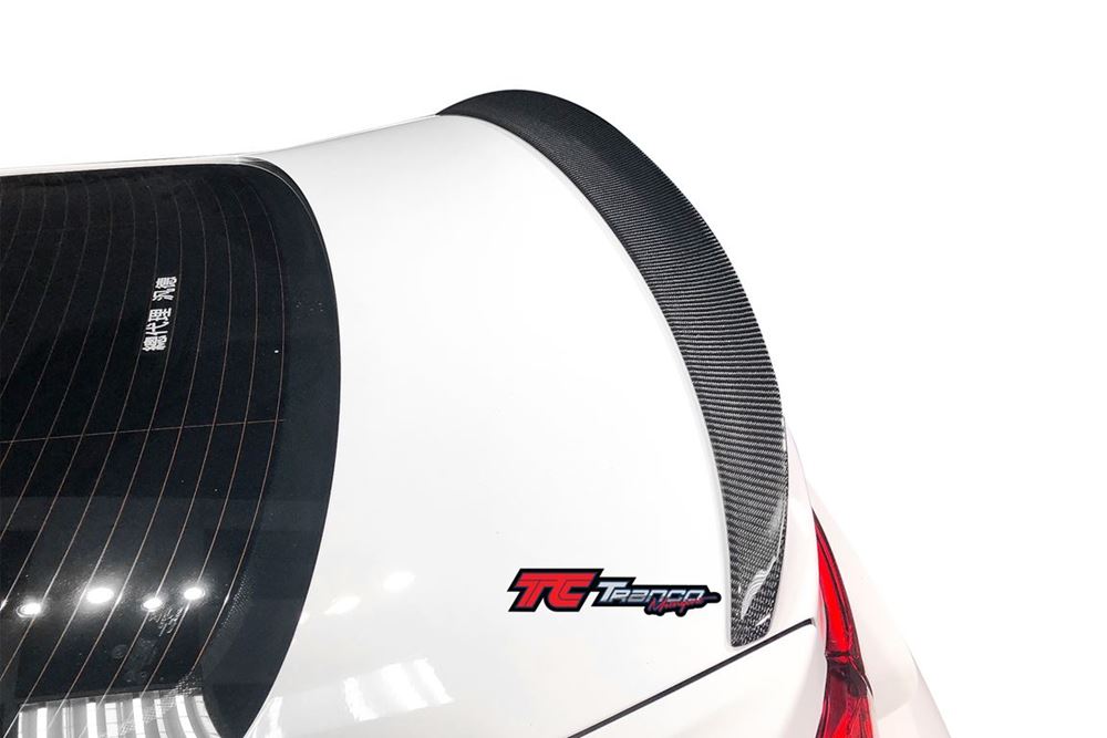 B43217<BR>  F32 P 尾翼  <BR> 適用:F32<BR>   材質:碳纖維