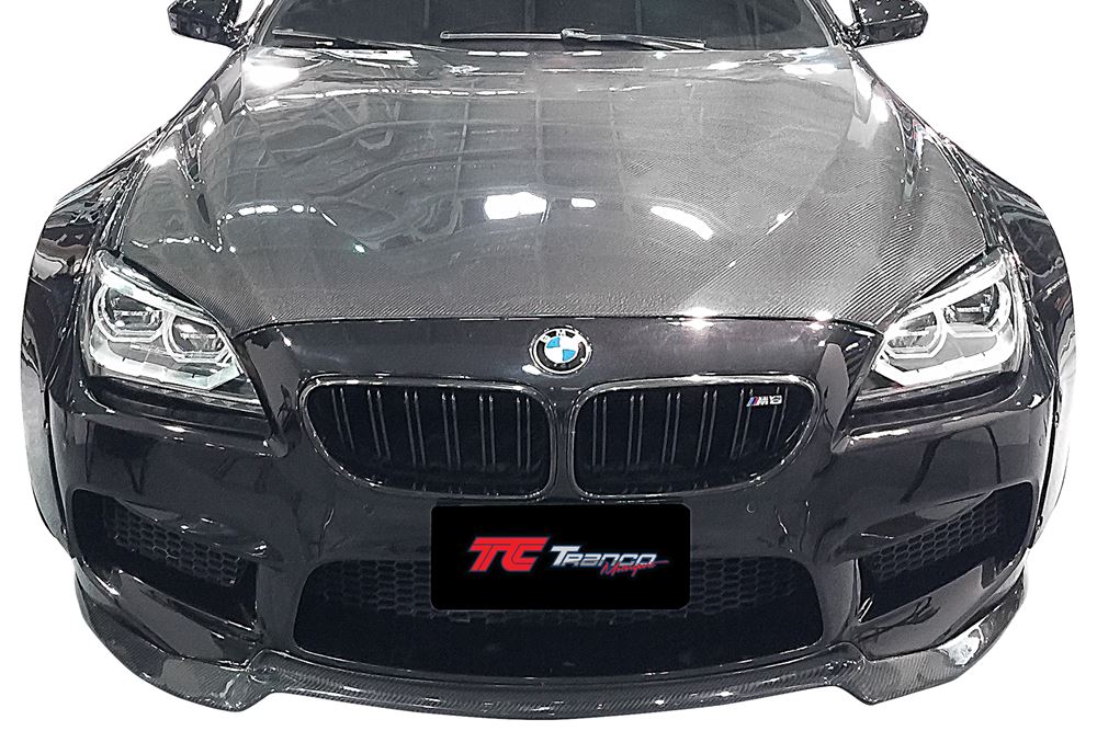 B606121301<BR>F06 F12 F13 M6 V 前下巴 FOR M6保桿<BR>適用:M6保桿<BR>材質:碳纖維