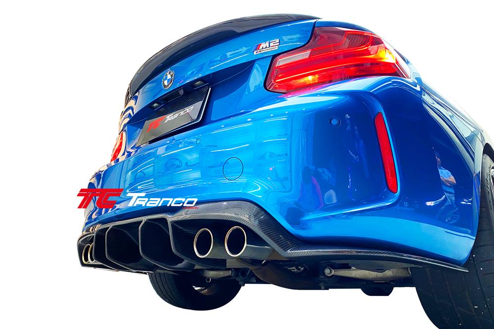 B287048  <BR>F87 M2 M2C V 後下巴  <BR>適用:M2 M2C保桿  <BR>材質:碳纖維