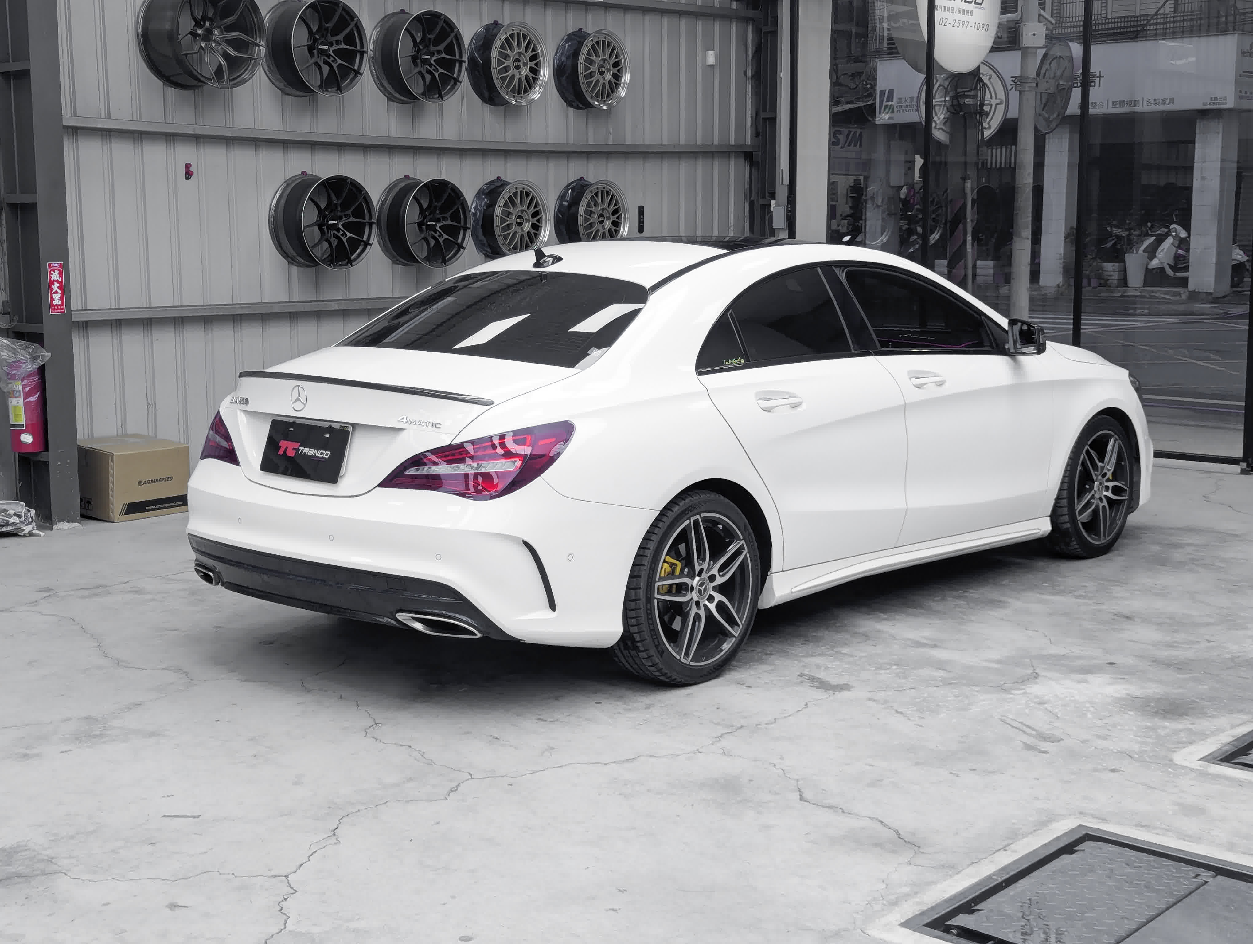 CLA W117 A 碳纖維尾翼