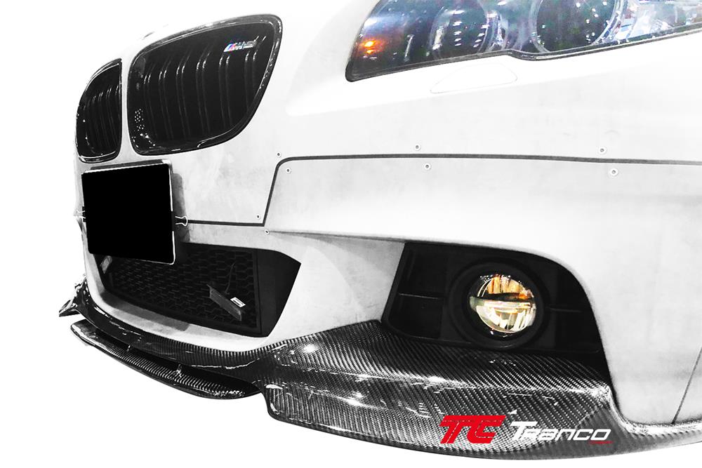 B51059<BR>F10 F11 V 前下巴+下底板 FOR M 保桿<BR>適用:M SPORT/ M TECH保桿<BR>材質:碳纖維