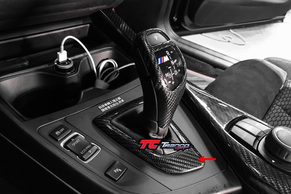 B33413 <br>  F34 3GT 排擋座蓋 貼片  <br> 適用:F34 3GT  <br> 材質:碳纖維