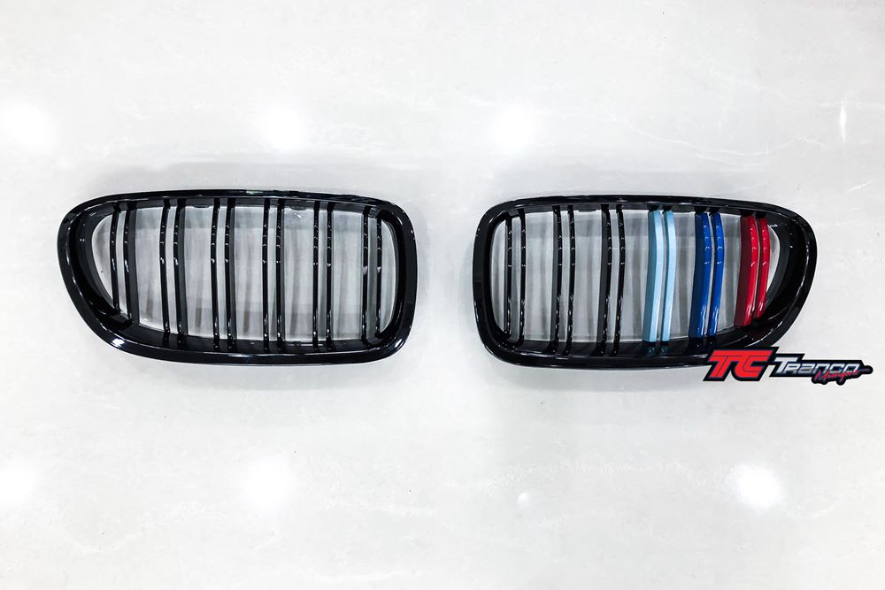 B510G04<BR>F10/11 雙槓 亮黑 三色 水箱罩 鼻頭 <BR> 適用:F10 F11全車系<BR>  材質:ABS